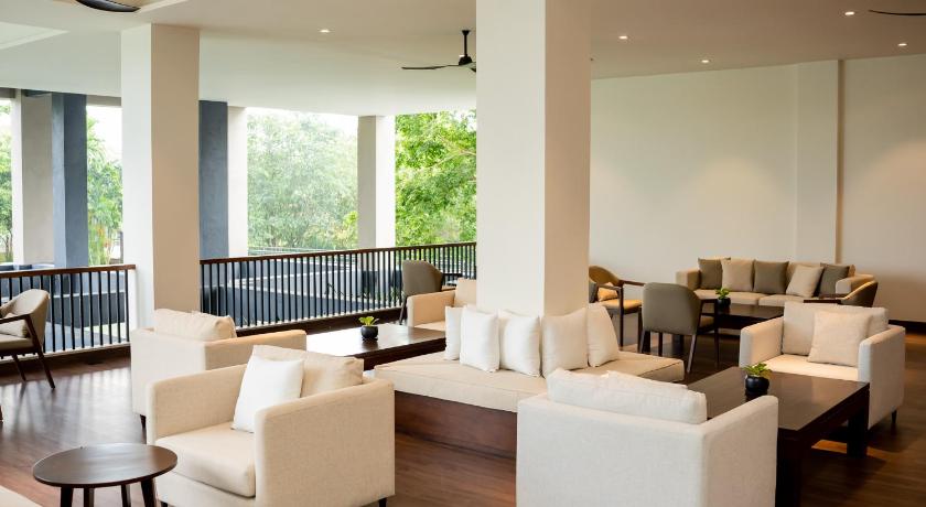 Waters Edge Hotel - main image