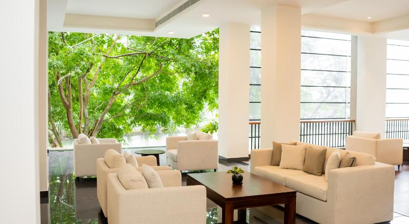 Waters Edge Hotel - image 5
