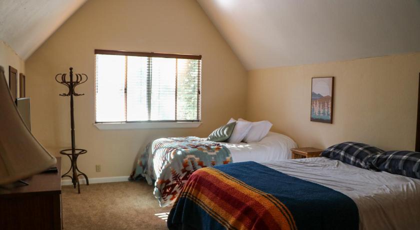 Shaver Lake (CA) Bear Meadow Cabin at Shaver Lake 4-Star Accommodation room