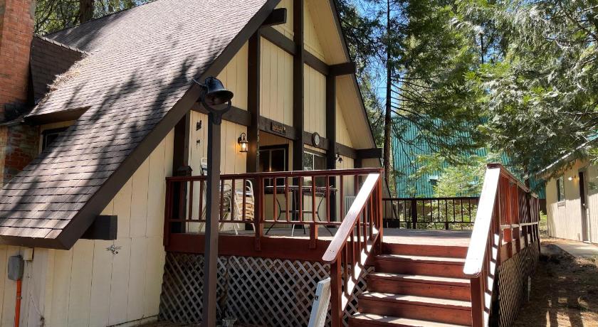 Shaver Lake (CA) Bear Meadow Cabin at Shaver Lake 4-Star Accommodation suite