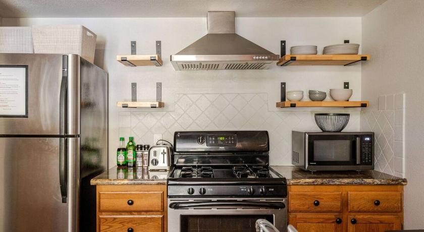 커크우드 (CA) Super-Efficient Studio with Full Kitchen Balcony & Smart Sleeping Options 4성급 숙소 레스토랑