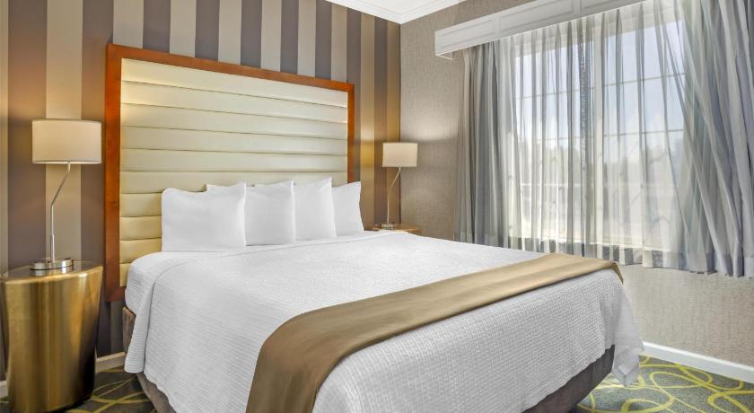 Image of Suite-1 King Bed, Non-Smoking, Whirlpool, Separate Living Area, Microwave And Refrigerator, Kitchene 4