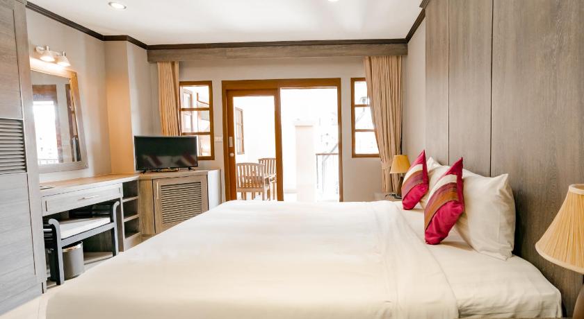 Image of Suite with Pool View 7