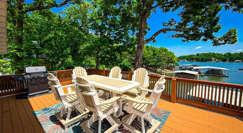 Sunrise Beach Landing on Lake Time-Lakefront 4BD2BADockDeck 4-Star Accommodation restaurant