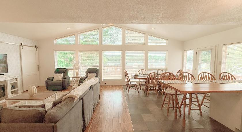Sunrise Beach Landing on Lake Time-Lakefront 4BD2BADockDeck 4-Star Accommodation room