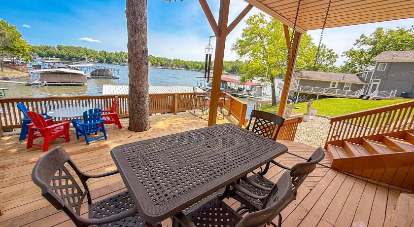 Sunrise Beach Landing on Lake Time-Lakefront 4BD2BADockDeck 4-Star Accommodation suite