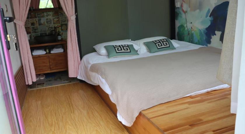 Image of Queen Room with Garden View 7