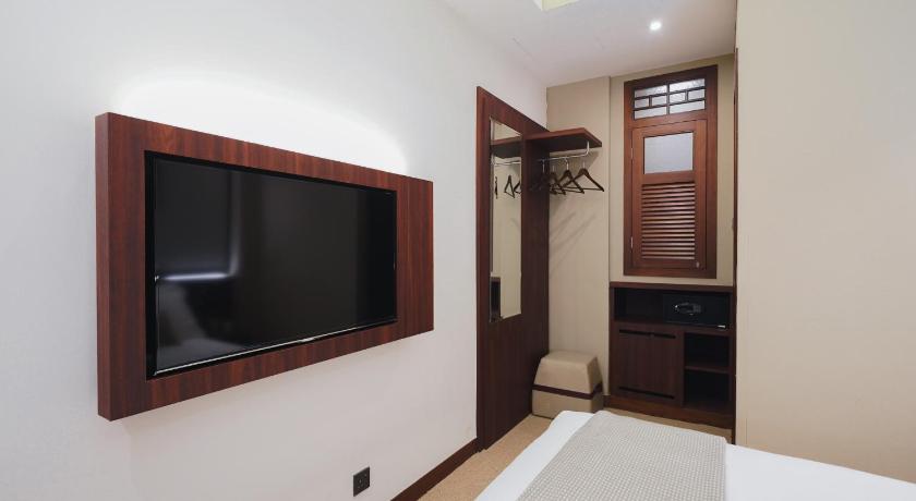 Image of Classic Queen Room - No Window 8