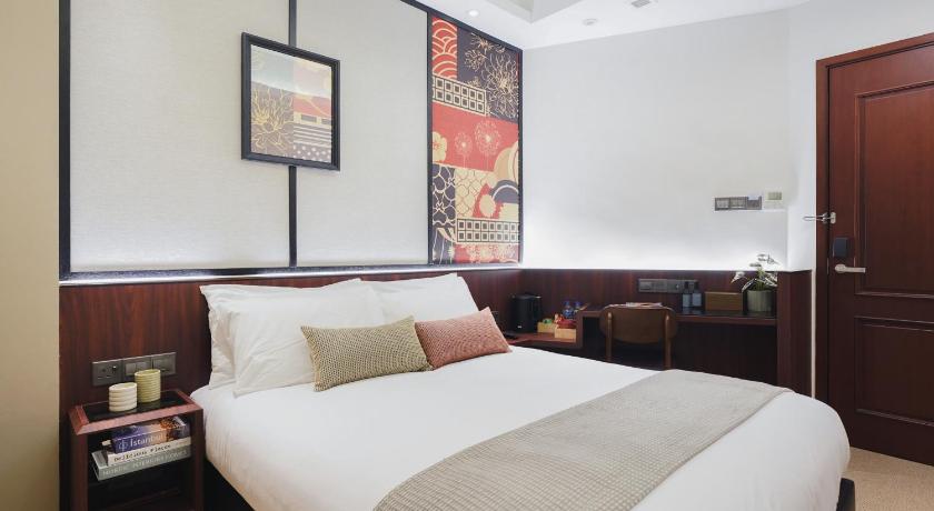 Image of Classic Queen Room - No Window 6