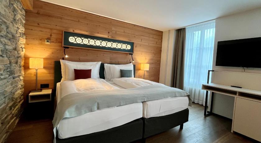 Image of Extra Large Room with Balcony 1