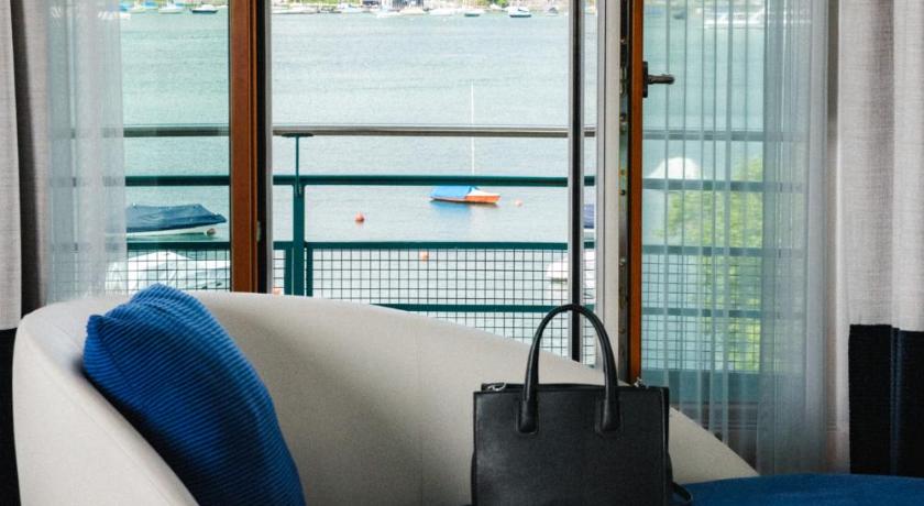 Image of Junior Suite with Lake View 5