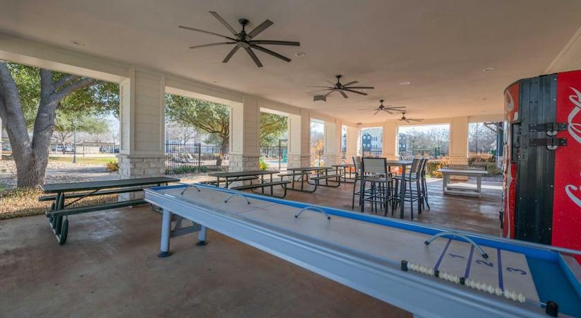 오스틴 (TX) Spacious apartment w pool hot tub & pet-friendly 4성급 숙소 레스토랑