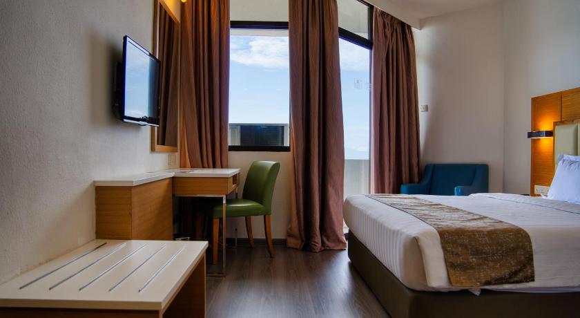 Image of Deluxe Double or Twin Room with Partial Sea View 4