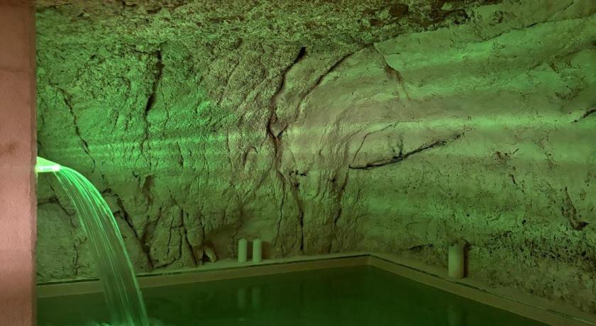 Cave Luxury Suite