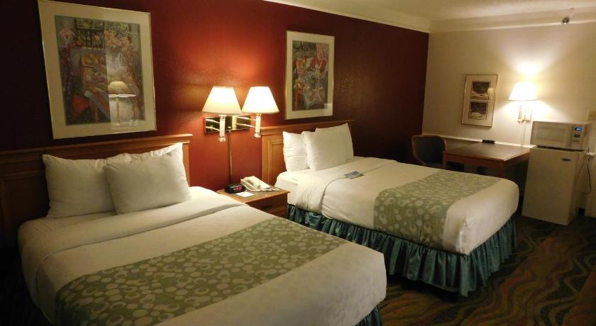 Days Inn & Suites by Wyndham Arlington Heights