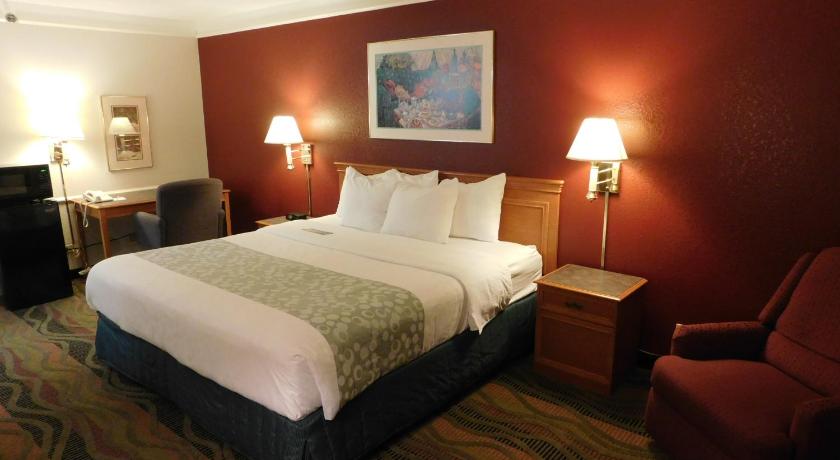 Days Inn & Suites by Wyndham Arlington Heights