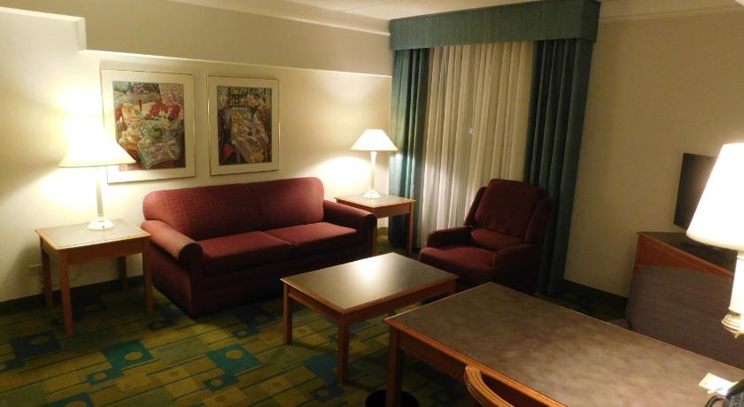 Days Inn & Suites by Wyndham Arlington Heights