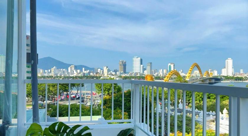 Da Nang Corgi House Danang - Steps from Dragon Bridge 1-Star Hotel lobby