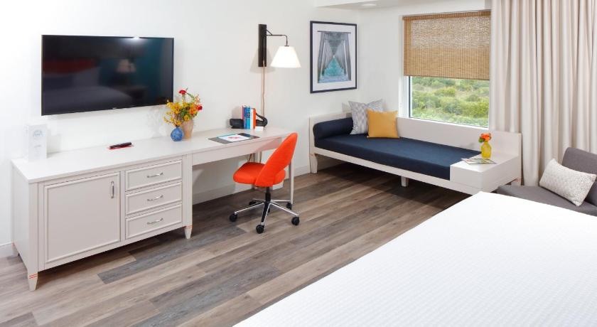 Image of 1 King Bed One Bedroom Suite Balcony 5