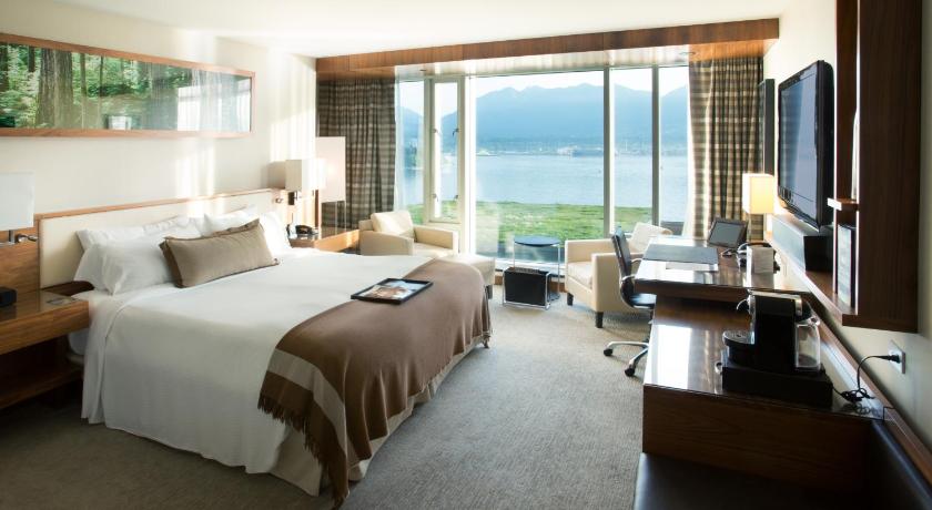 Image of Signature Harbour and Mountain View Room with King Bed 5
