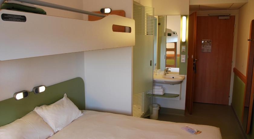 Image of Triple - Room For 3 People With 3 Single Beds. 11