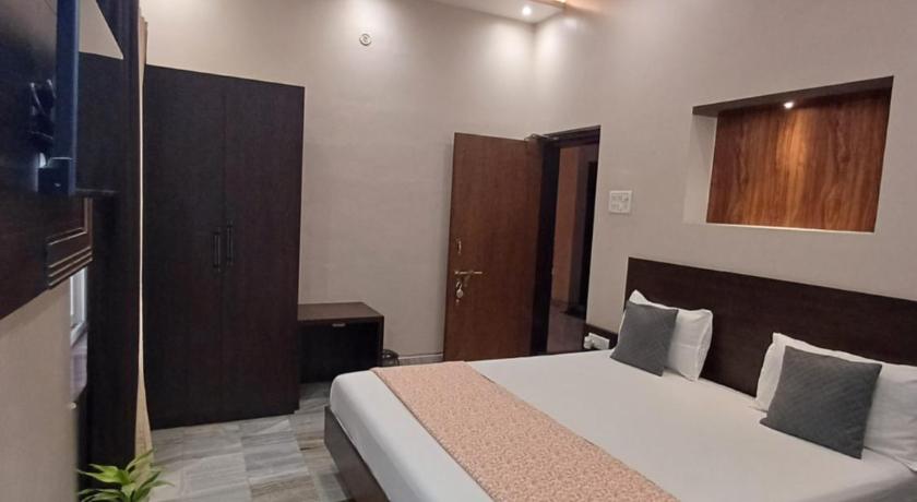 Deluxe Room (2 Adults + 1 Child)
