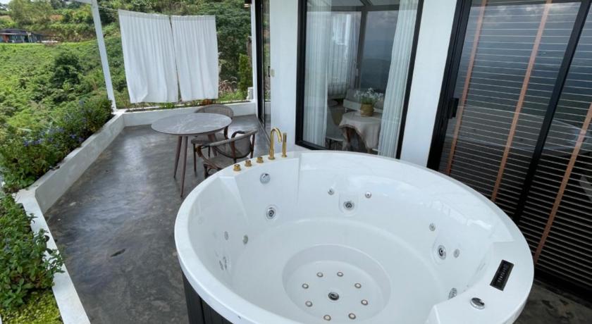 Image of Suite with Hot Tub 2
