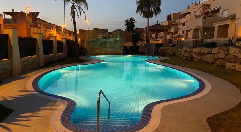 Apartamento con piscina y terraza muy cerca de la playa