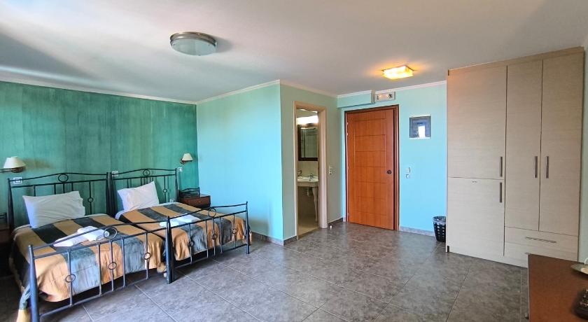 Image of Twin Room with Sea View 8
