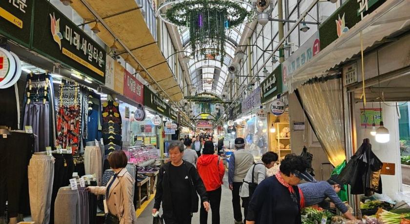 首尔 30pyeong private sensational accommodation spacious living room 2 minutes from Sinbang hwa Station k 4星级 住宿 外观