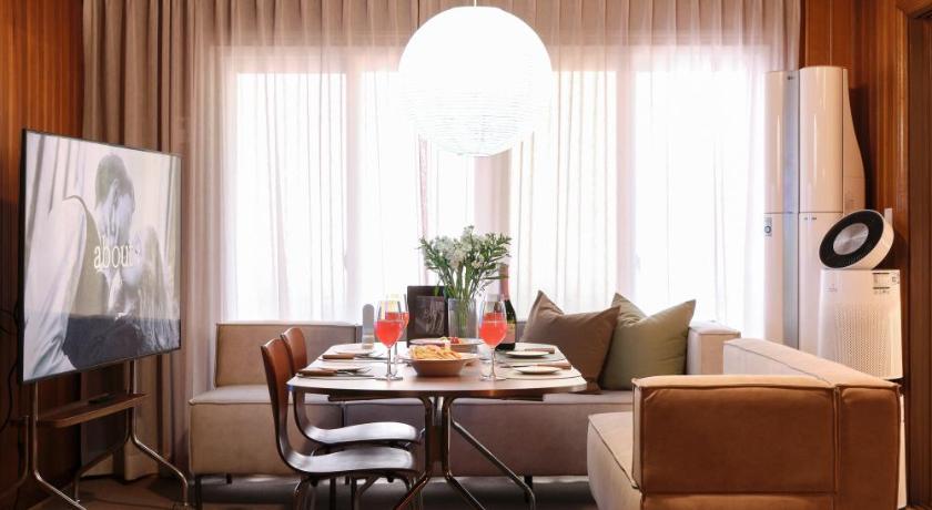 首尔 30pyeong private sensational accommodation spacious living room 2 minutes from Sinbang hwa Station k 4星级 住宿 餐厅