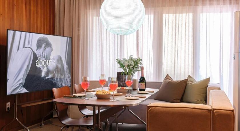 首尔 30pyeong private sensational accommodation spacious living room 2 minutes from Sinbang hwa Station k 4星级 住宿 外观