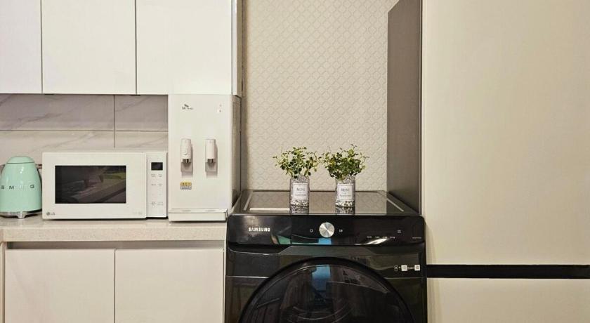 首尔 30pyeong private sensational accommodation spacious living room 2 minutes from Sinbang hwa Station k 4星级 住宿 设施