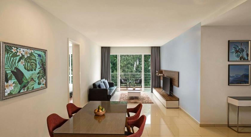 Image of 3 Bedroom Executive Suite Lake View 5