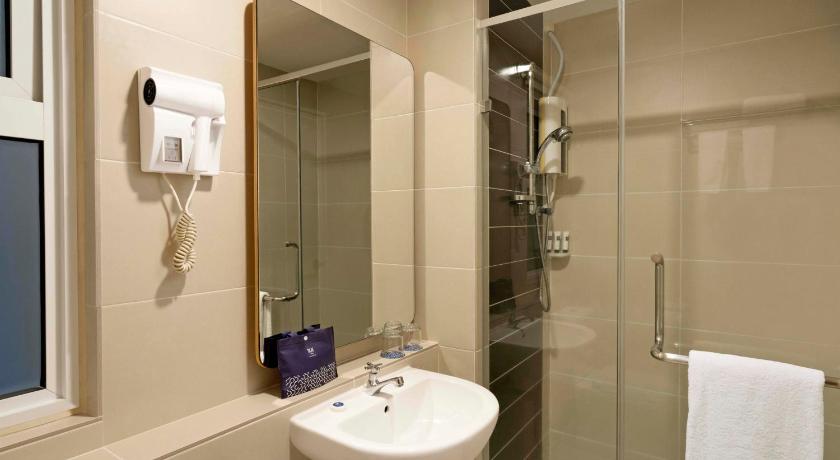 Image of 3 Bedroom Executive Suite Lake View 13