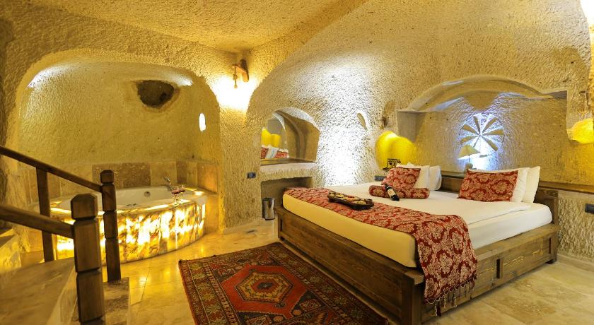 Immagine di Suite con Vasca Idromassaggio (Suite with Hot Tub) 3