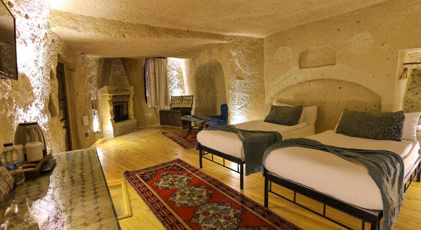 Immagine di Suite con Vasca Idromassaggio (Suite with Hot Tub) 1