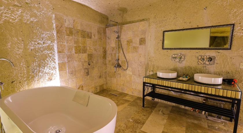 Immagine di Suite con Vasca Idromassaggio (Suite with Hot Tub) 5