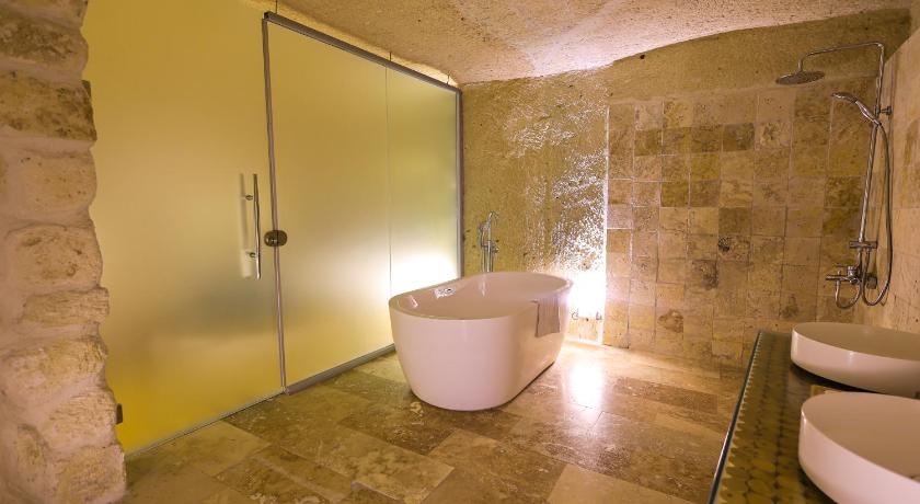 Immagine di Suite con Vasca Idromassaggio (Suite with Hot Tub) 2