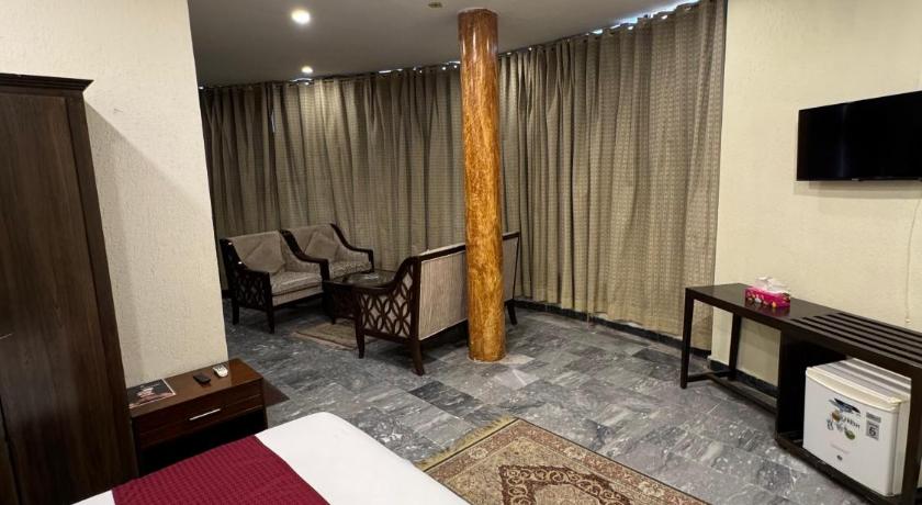 Hotel Crescent - image 3