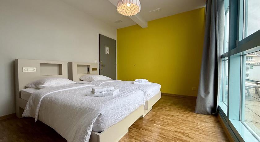 Image of Twin room with shower and toilet 5