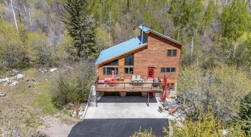 Secluded Mtn home by Purg, Hot Tub, Views! Pets ok