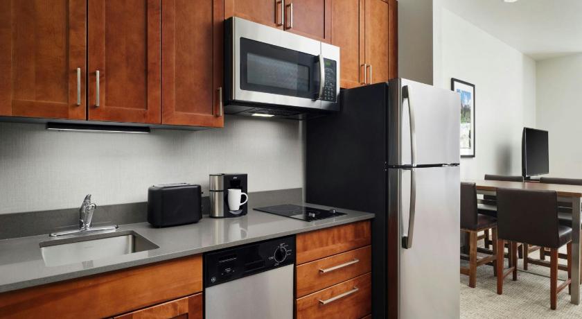 Image of Queen Studio with Sofa Bed and Roll-in Shower - Mobility and Hearing Accessible 4
