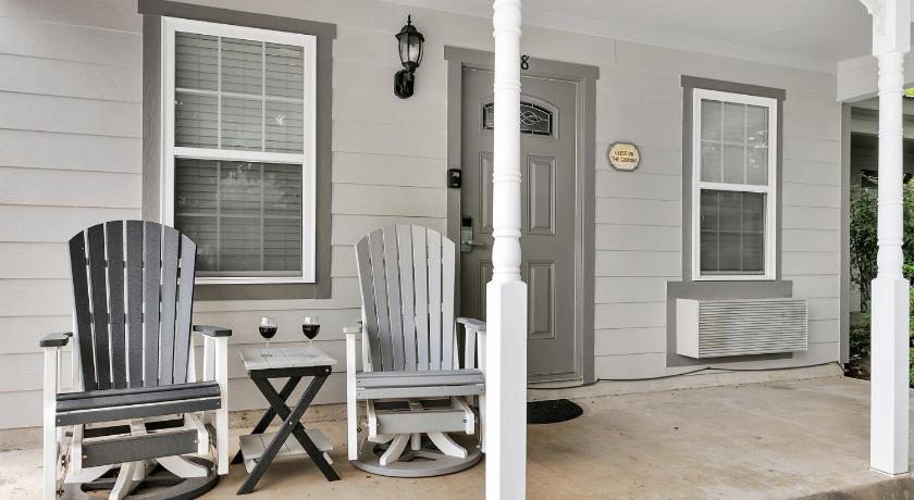Fredericksburg Main Street Retreat #8 - King Bed, On Main St, Shared Hot Tub & Pool 3-Star Accommodation pool