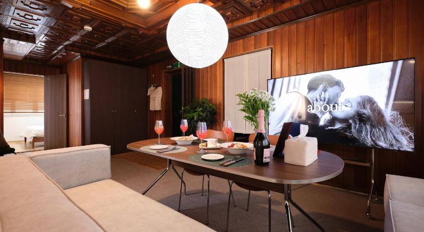首尔 30pyeong private sensational accommodation spacious living room 2 minutes from Sinbang hwa Station k 4星级 住宿 泳池