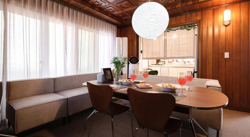 首尔 30pyeong private sensational accommodation spacious living room 2 minutes from Sinbang hwa Station k 4星级 住宿 大堂