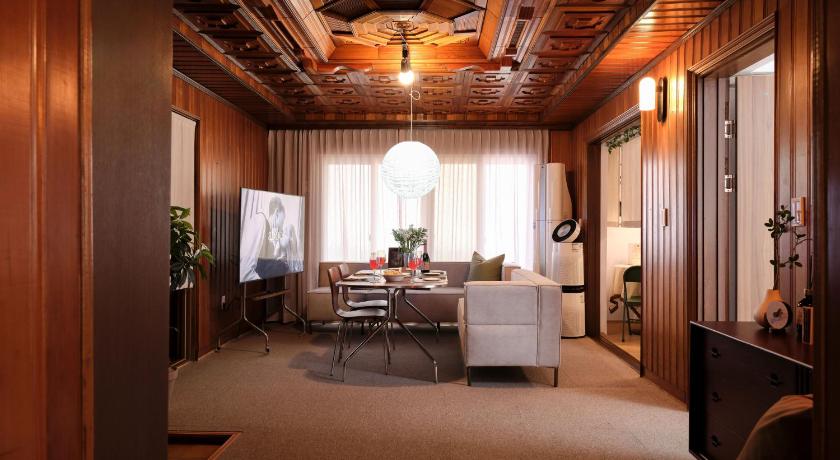 首尔 30pyeong private sensational accommodation spacious living room 2 minutes from Sinbang hwa Station k 4星级 住宿 大堂