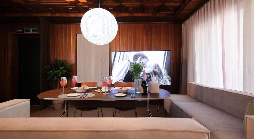 首尔 30pyeong private sensational accommodation spacious living room 2 minutes from Sinbang hwa Station k 4星级 住宿 泳池