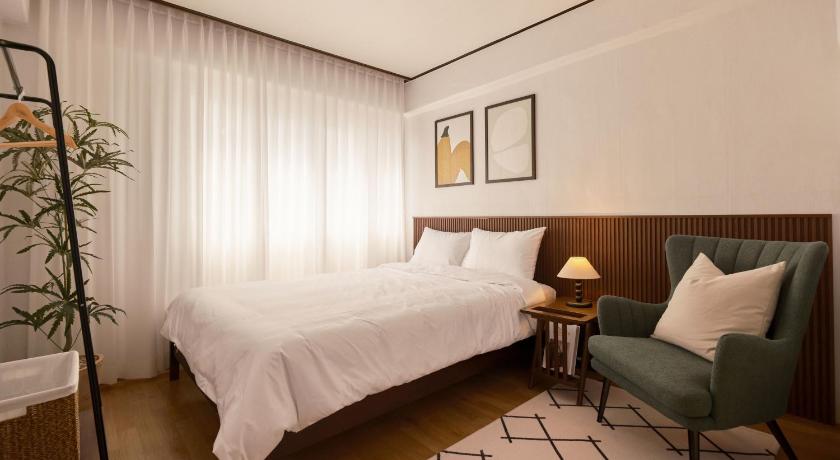 首尔 30pyeong private sensational accommodation spacious living room 2 minutes from Sinbang hwa Station k 4星级 住宿 套房