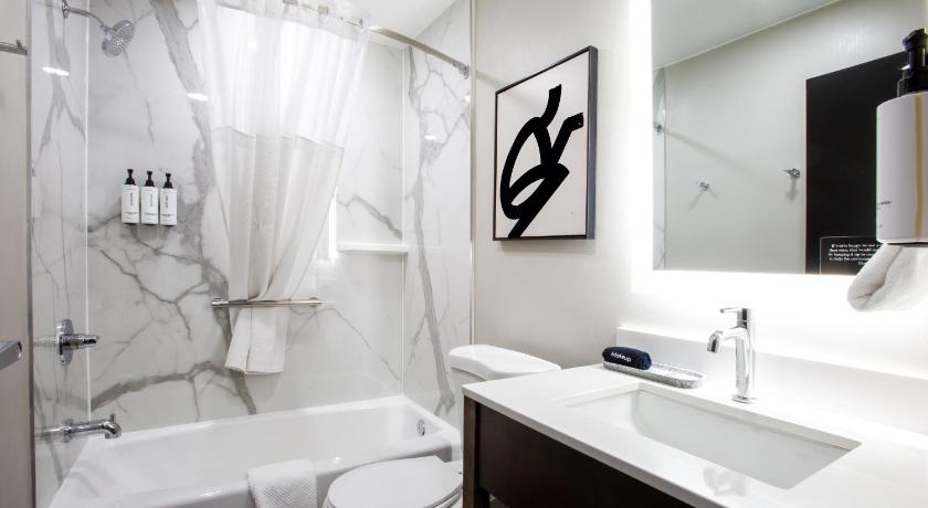 Image of 1 King Suite Bath Shower Combination 13